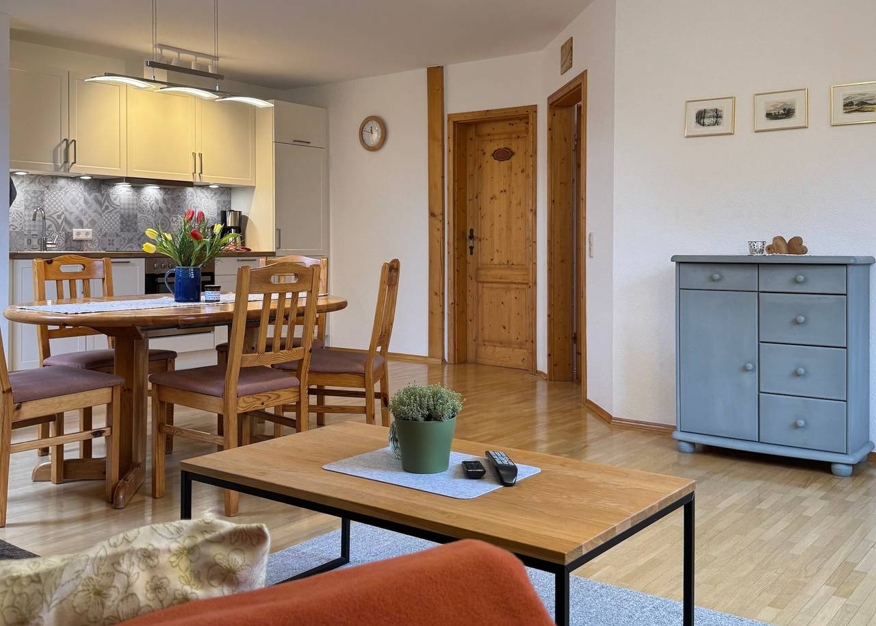 Entire apartment, Holiday Apartment 'Riedblick' with Shared Terrace, Shared Garden and Wi-Fi in Wilhelmsdorf, Region Bodensee-Oberschwaben