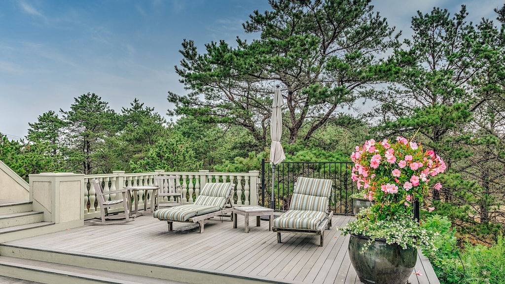 Bordering 130 Acre Preserve, Heated Gunite Pool, Eat-In Chefs Kitchen in Napeague, North Fork