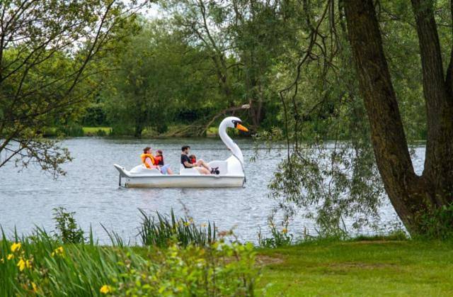 Summer Breeze-Hoburne Cotswolds in Gloucestershire