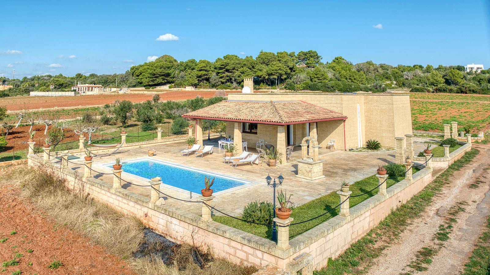 2km vom Sandstrand: Pool-Ferienhaus mit Meerblick in Salve, Golf von Tarent