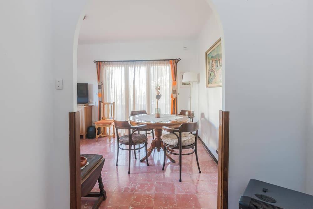 Apartamento entero, Porche de 20m2, jardín 1000m, barbacoa, aparcamiento, vallado y protegido y Wifi in El Mas Fumats, Roses