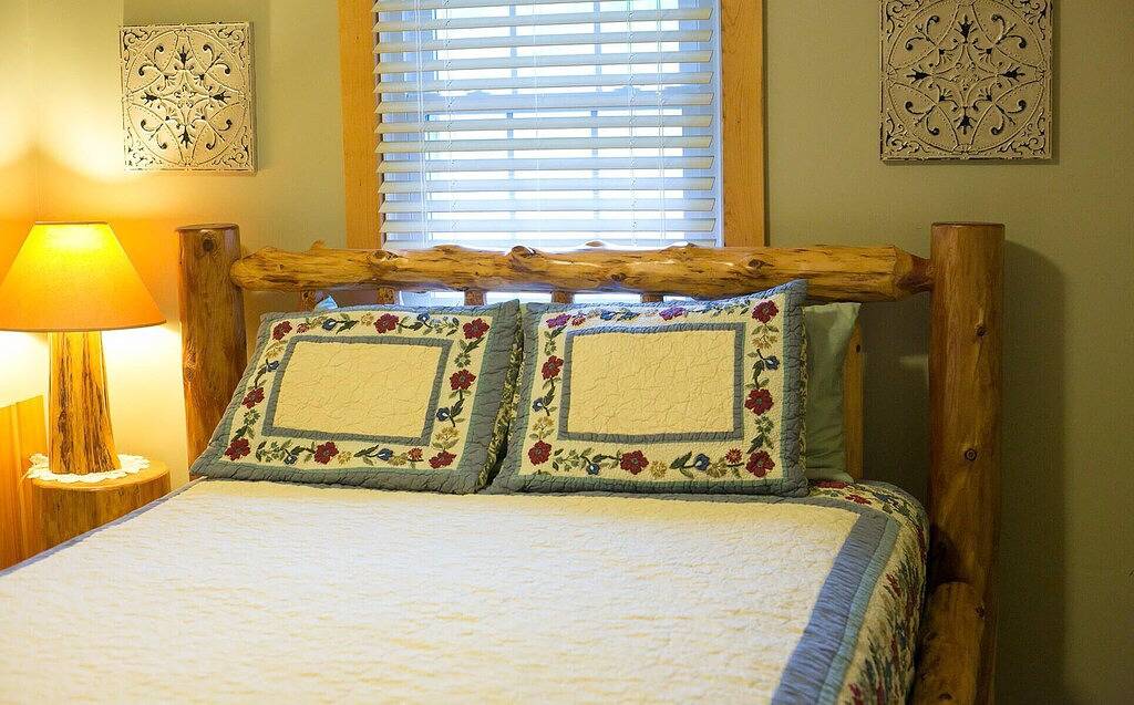 Ganze Wohnung, Wunderschöne Cabin Suite mit Küche, Kamin und Whirlpool in Amish Country! in Berlin (OH), Holmes County