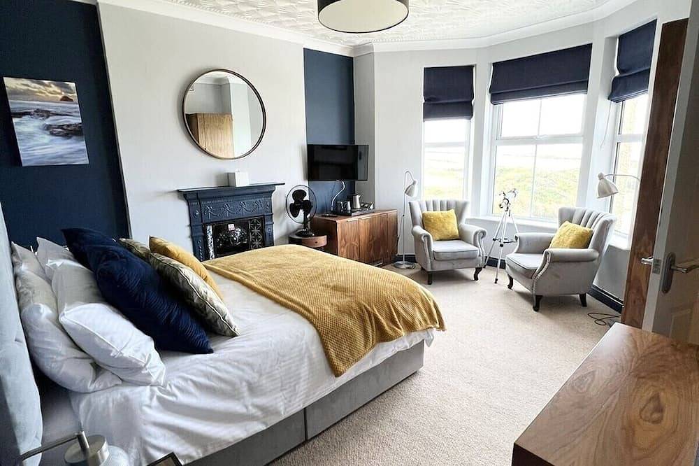 Sea views just yards from restaurants, pubs & shops. Sleeps 16-18, 8 x en-suite. in Tintagel, Pentire Point - Widemouth