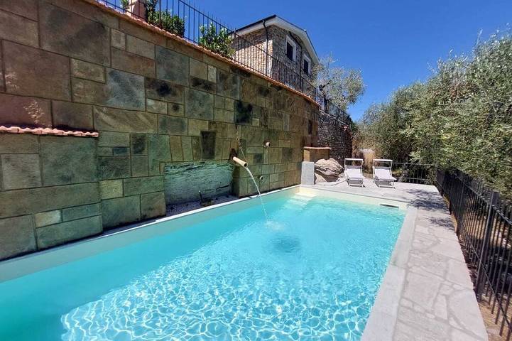 Location de vacances pour 5 personnes, avec jardin et terrasse, animaux acceptés à Lucinasco