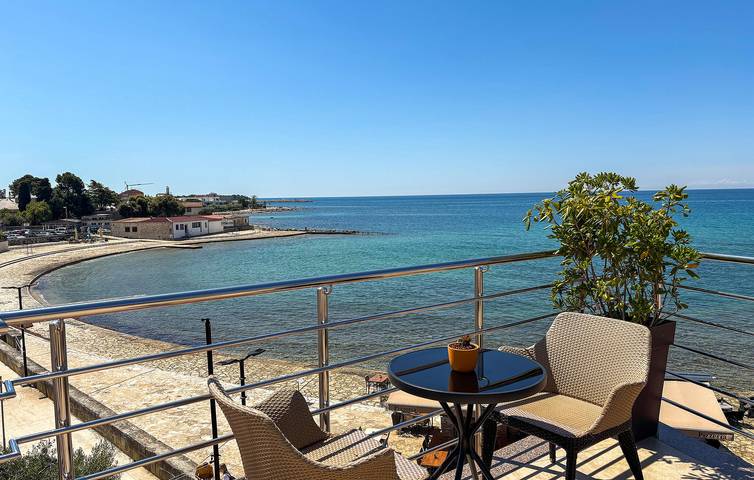 Appartement de vacances entier, Appartement confortable avec vue sur la mer : Wi-Fi, climatisation, terrasse et à 500 m de la plage in Umag, Région d'Umag