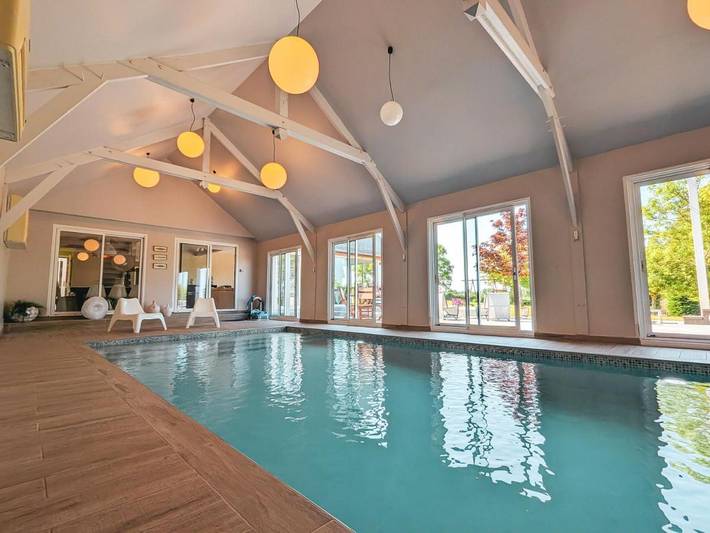 Location de vacances pour 12 personnes, avec Jacuzzi et Terrasse ainsi que Jardin et Piscine à Cluis