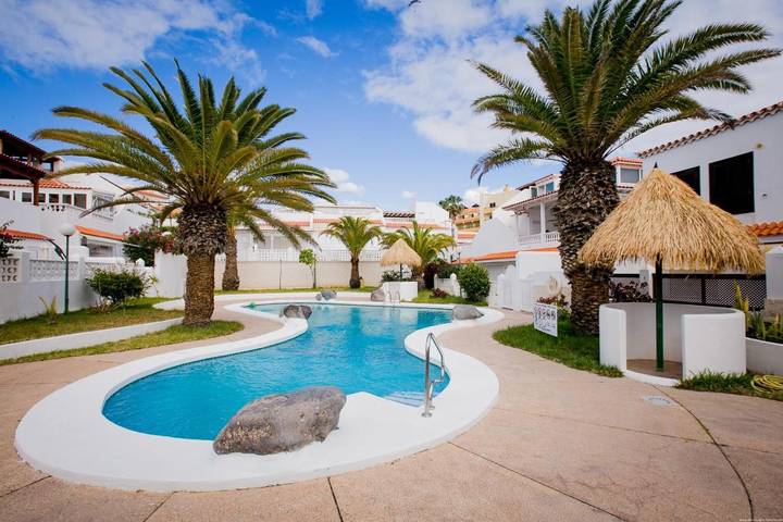 Location de vacances pour 6 personnes, avec terrasse ainsi que vue et piscine dans La Caleta - 2