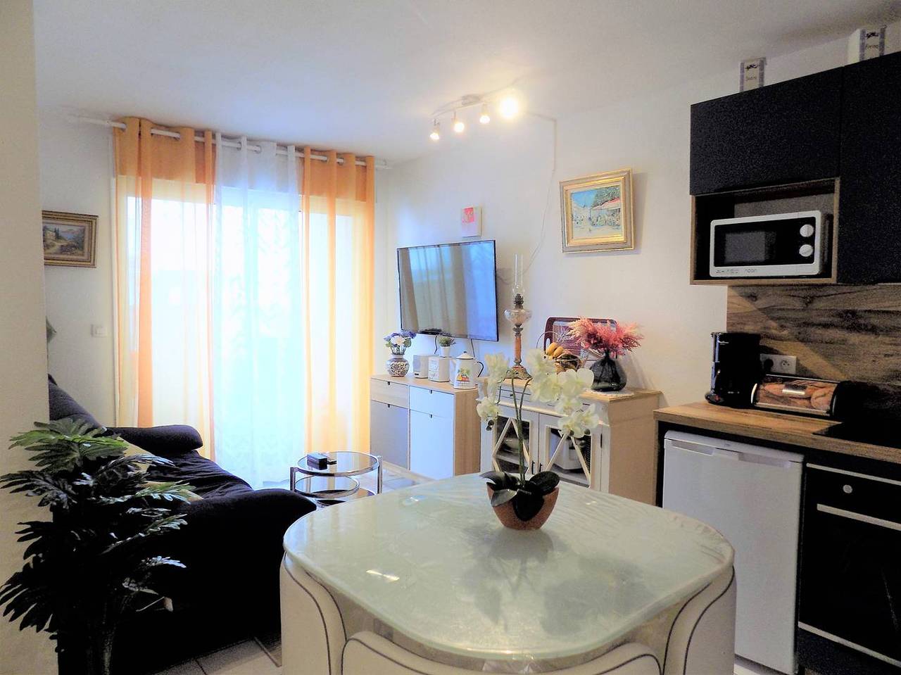 Entire apartment, Royan - Flat in the Heart of the City Centre - Beach at Only 200m in Royan, Côte de Beauté