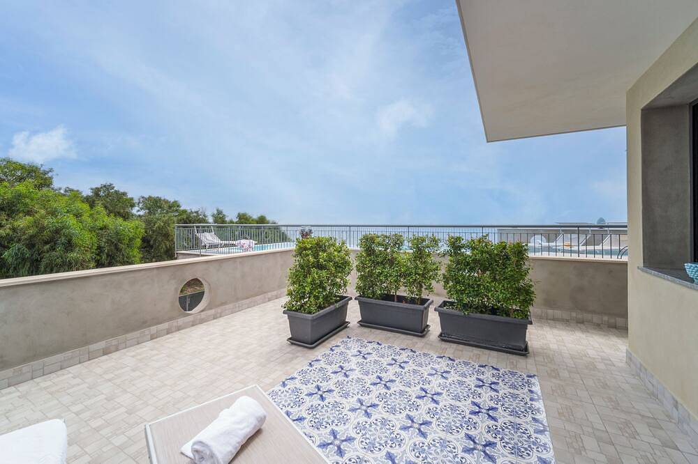 Poseidon studio apartment with sea view and pool access in Fondachello, Catania Province