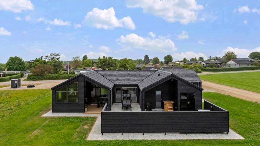 Sommerhus ved Skåstrup Strand med udespa og sauna in Skåstrup Strand, Lillebælt
