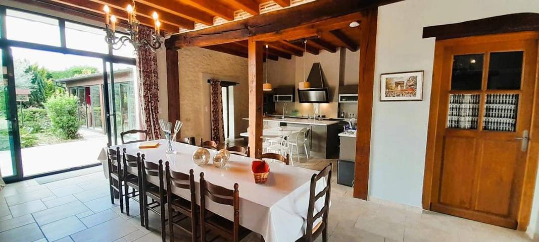 Location de vacances pour 14 personnes, avec terrasse ainsi que piscine et jardin à Levroux - 4