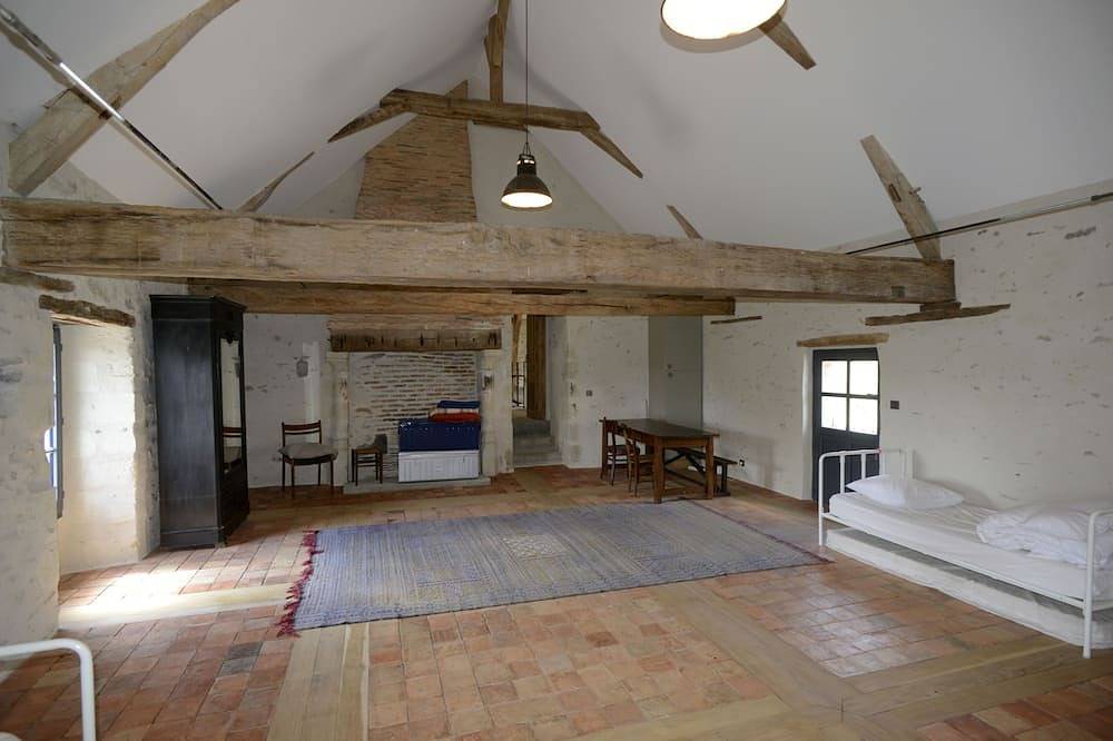 Un très grand loft au milieu d'un parc de verdure, pour un séjour à 3 familles ! in Seiches-sur-le-Loir, Région d'Angers