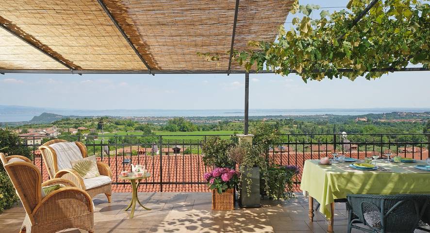 Gîte pour 6 personnes, avec Terrasse ainsi que Jardin et Vue sur le lac dans Castello (Puegnago sul Garda)