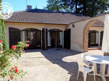 Gîte pour 5 personnes, avec terrasse ainsi que jardin et piscine à Saint-Haon-le-Vieux