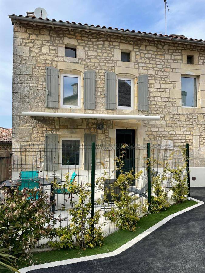 Loft en centre-ville 900m cure in Jonzac, Région de Jonzac