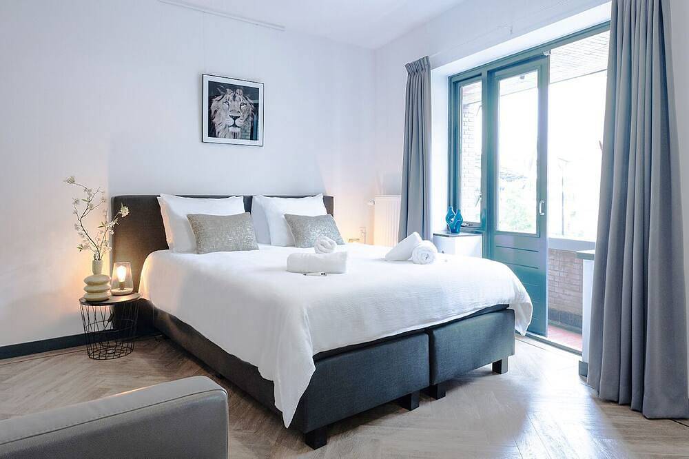 Ganze Wohnung, Moderne Studio mit eigener Küche, Bad und zwei Balkonen in einem historischen Gebäude. in Tilburg, Nordbrabant