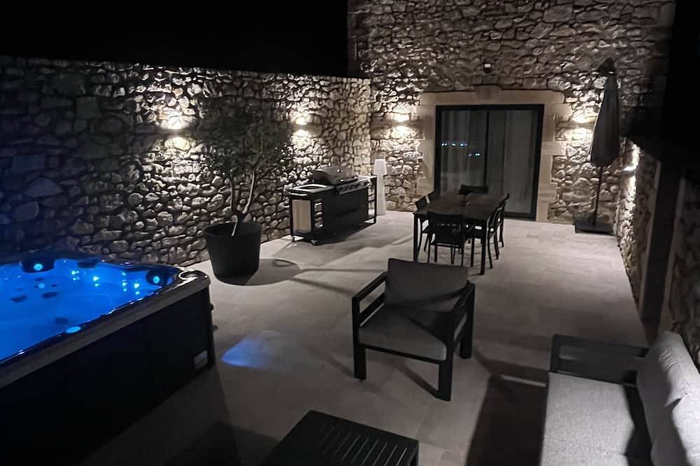 Gite 5 Etoiles Avec Jacuzzi Au Domaine Du Grand Cru in Vagnas, Ardèche