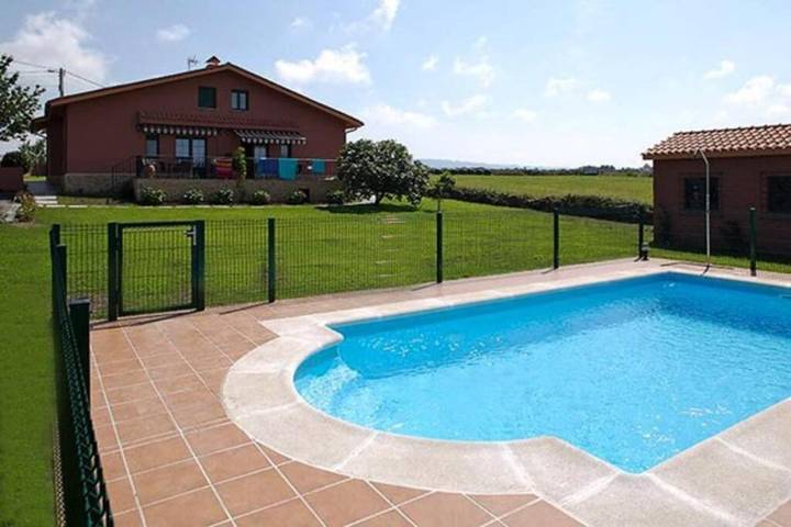 Casa rural para 12 personas, con Balcón y Terraza además de Jardín y Piscina en Argüero