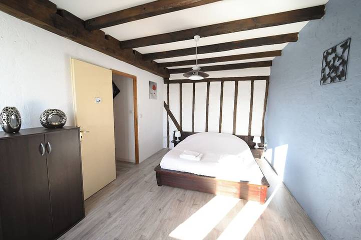 A  L Oree Du Bois , Gite De 500 M2 Pour 15 Personnes Avec Piscine Et Jacuzzi in Signy-l'Abbaye, Ardennes