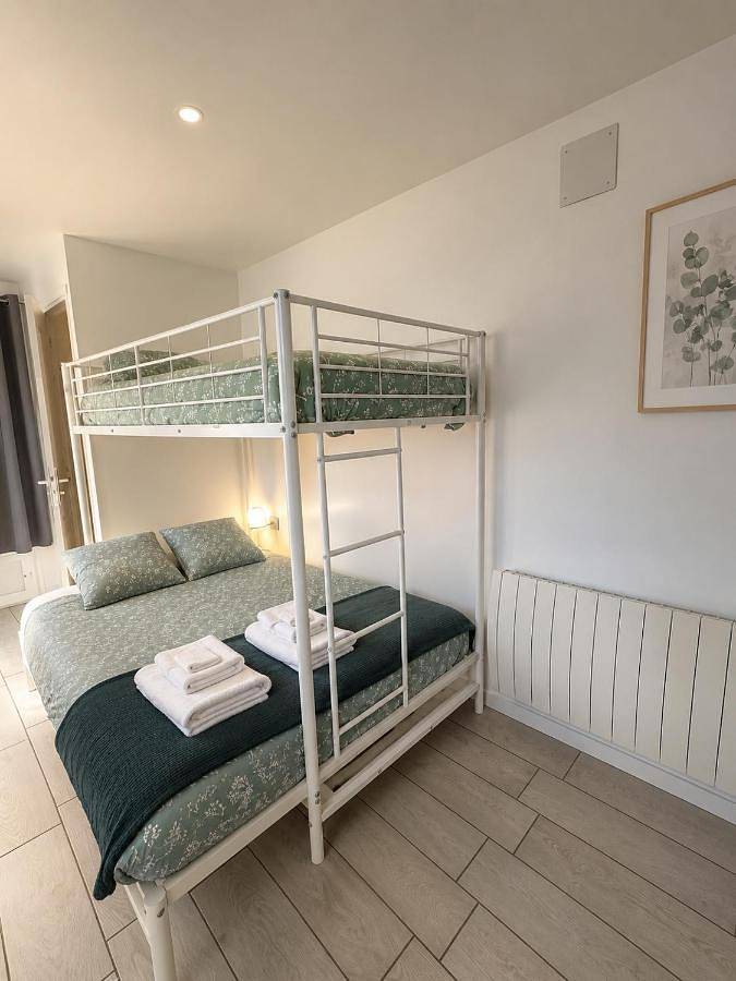 Gîte pour 3 personnes, avec Terrasse à Les Attaques