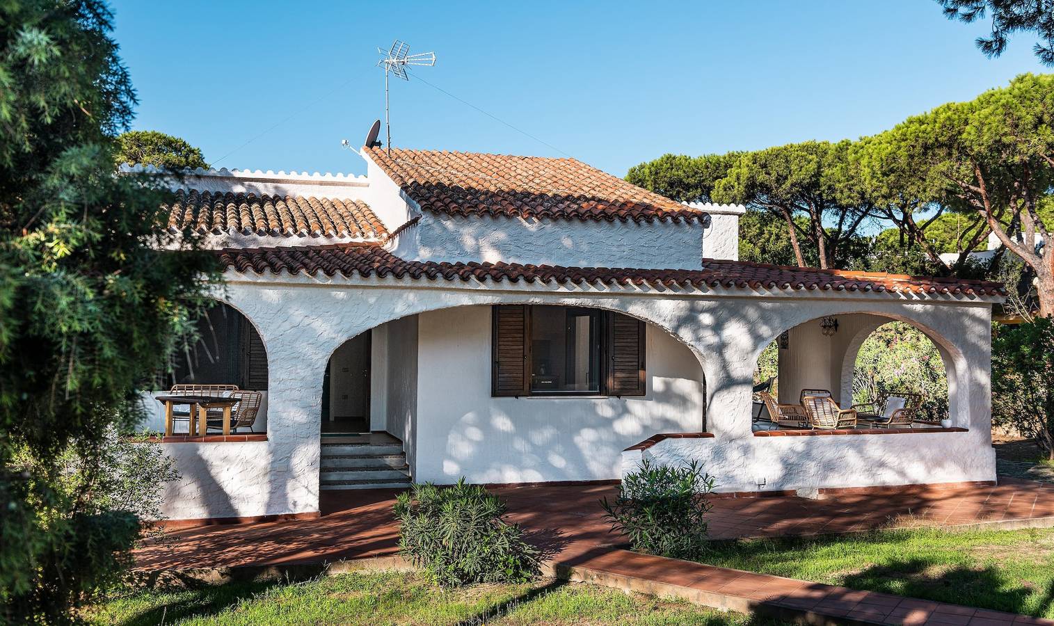 Villa 'Lantana' con Terrazza Privata, Wi-Fi e Aria Condizionata in Santa Margherita di Pula, Pula e dintorni