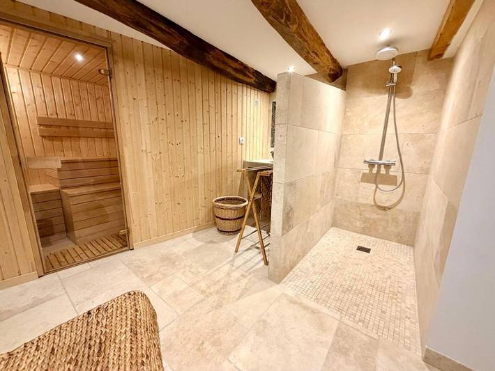 Location de vacances pour 3 personnes, avec sauna et piscine ainsi que jardin et jacuzzi à Forcalquier - 4