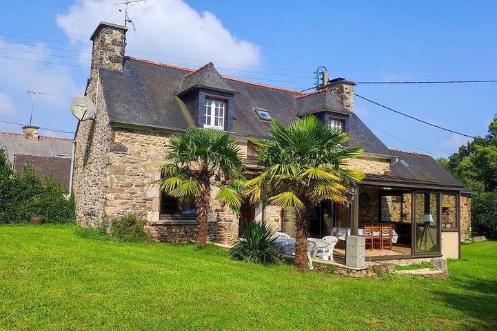 Location de vacances pour 5 personnes, avec terrasse et jardin à Pléguien