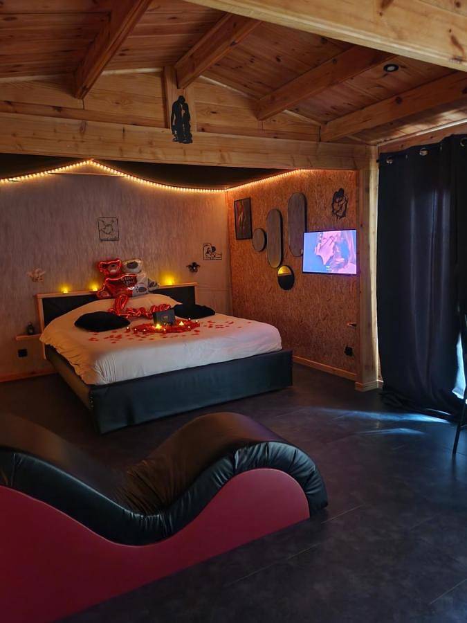 Le Secret Love Room Jacuzzi privatif in Saint-Aigulin, Région de Jonzac