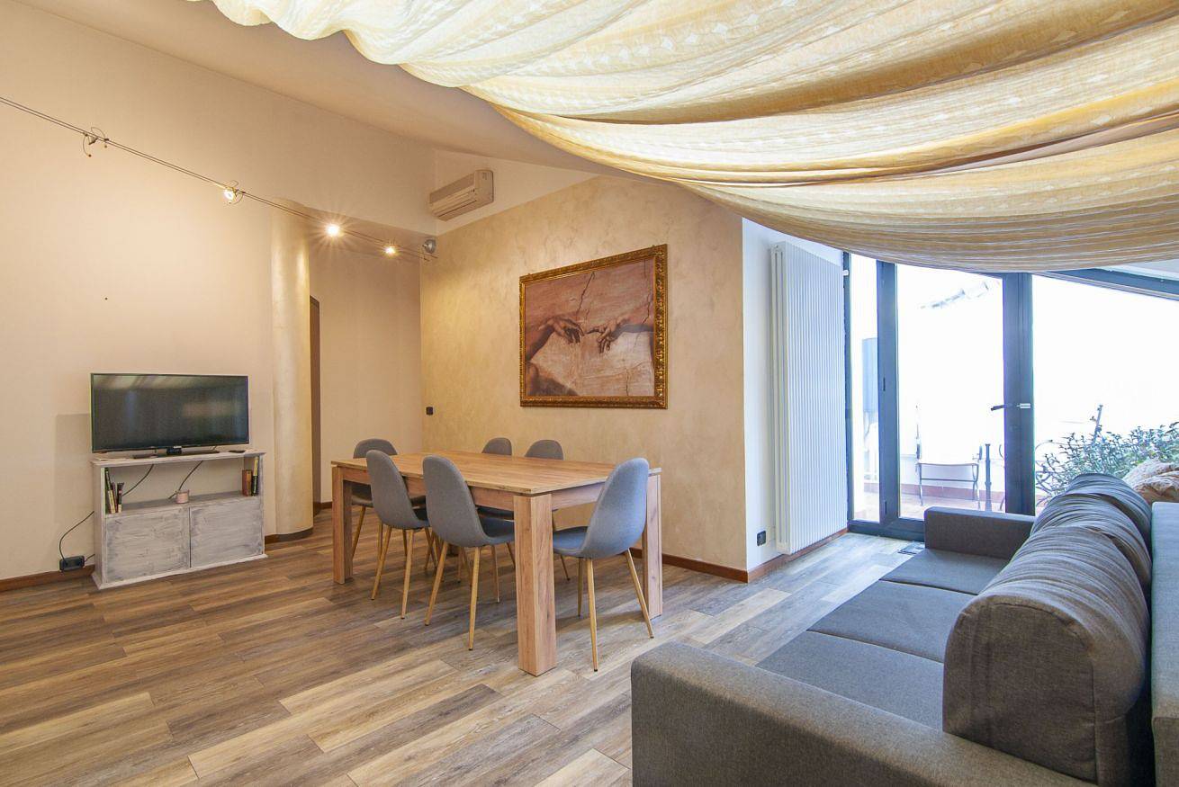 Entire apartment, Charming and spacious apartment, two stones' throw from the Arena, suitable for romantic couples, families and groups of up to 7 people. in Centro Storico di Verona, Verona