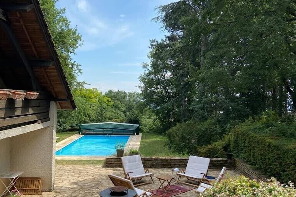Villa above vineyards with swimming pool in Givry, Region Chalon-sur-Saône