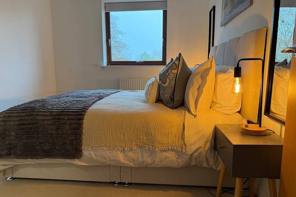 Entire apartment, 2 Bedroom Flat Free Parking Close to Gatwick in Crawley, West Sussex