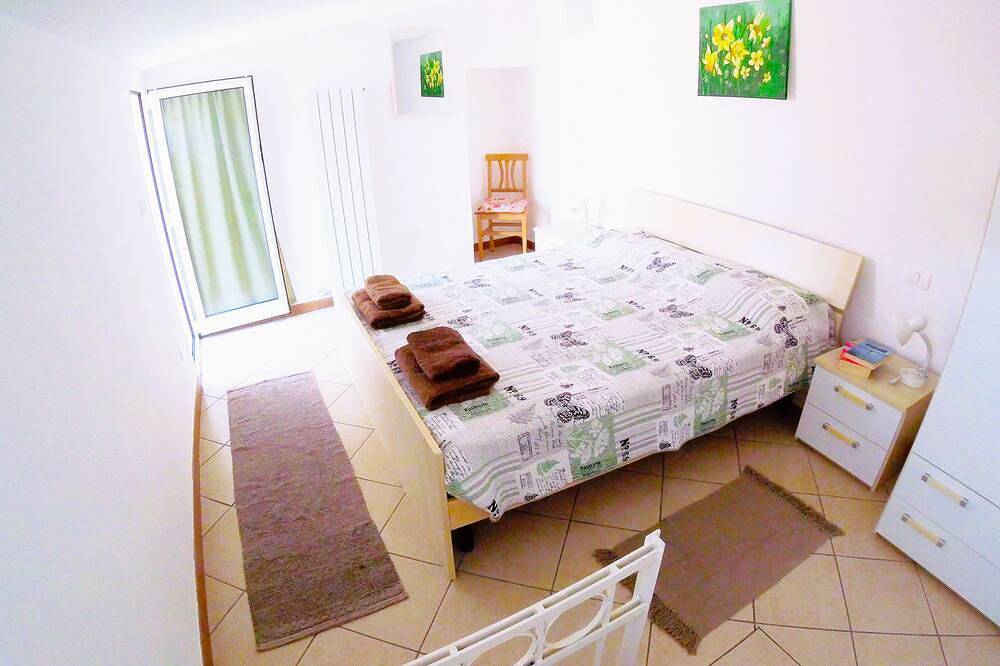 Apartment in a historic building 80 mtr from the beach. Wifi and Airco.  in Borghetto Santo Spirito, Riviera di Ponente