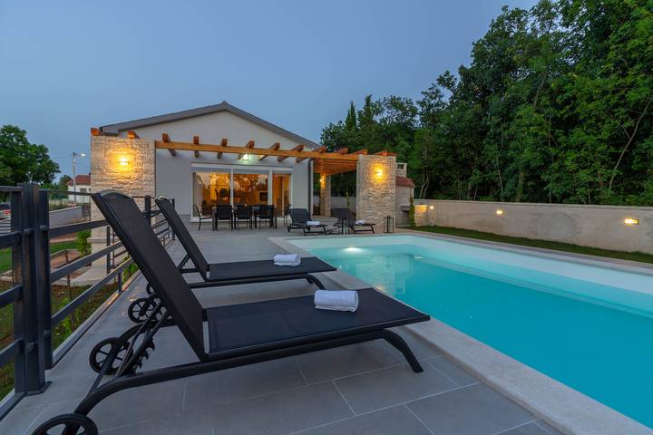 Villa für 8 Personen, mit Garten und Pool sowie Terrasse - 1