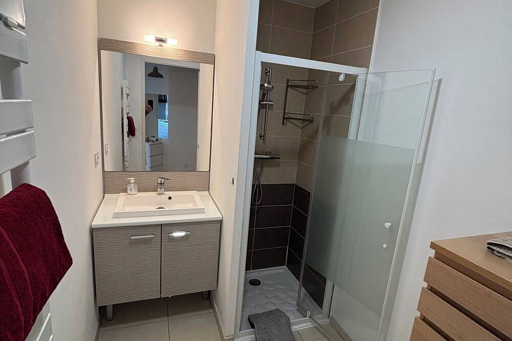 Ganze Wohnung, 45m2 T2 apartment with large terrace overlooking Sainte Victoire in Aix-en-Provence, Aix-en-Provence und Umgebung