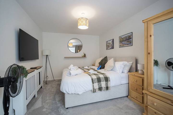 4 Bed House | Sleeps up to 8 | Parking & Garage | Contractor & Corporate Stays in Wakefield, Westliches Yorkshire