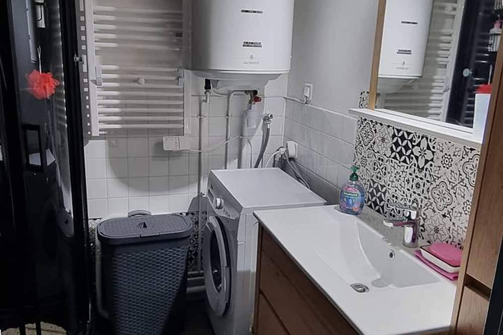 Entire apartment, Charming Renovated T2 with Balcony at Lioran in Le Lioran, Laveissière