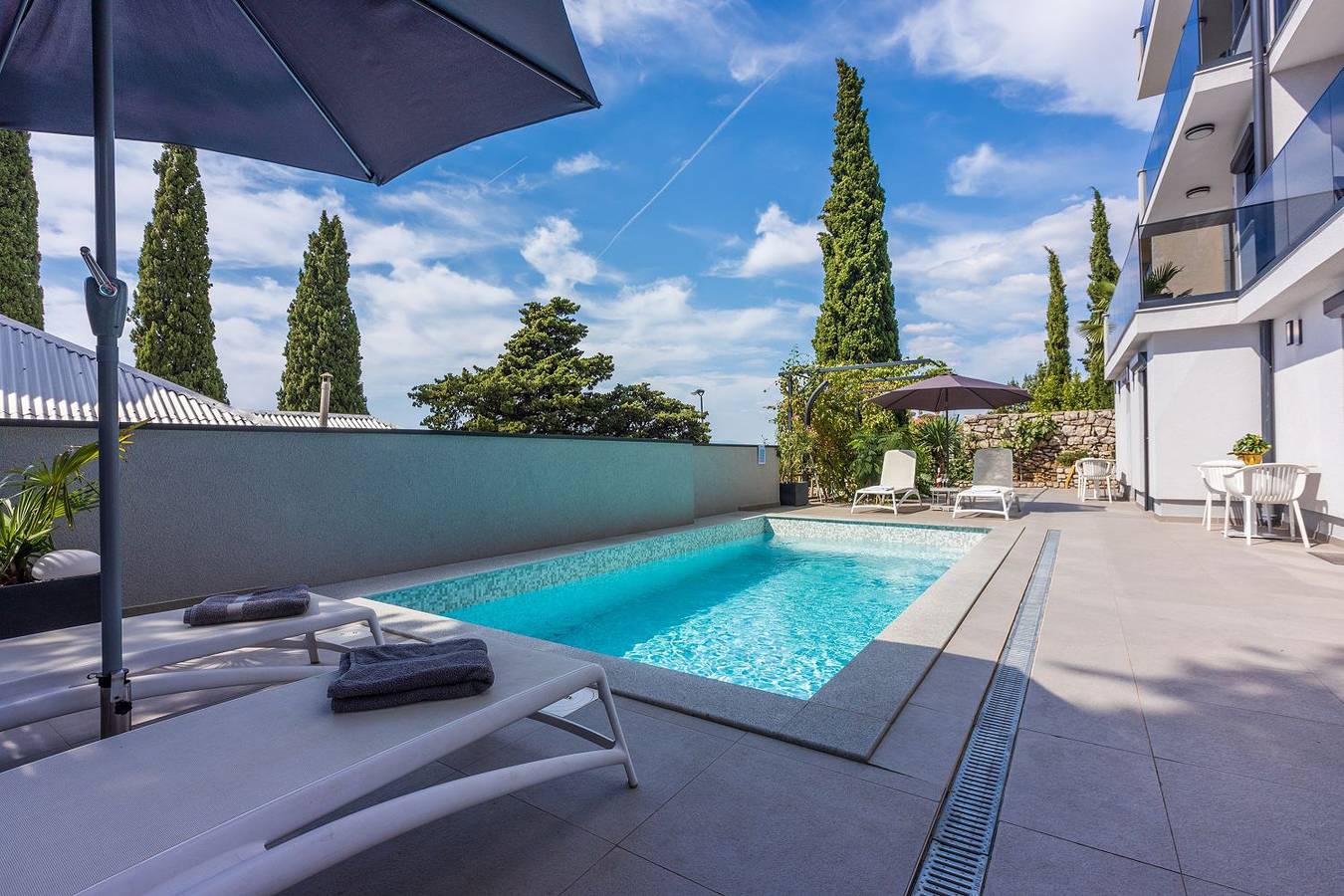 Ganze Wohnung, Helles Apartment nur 500 Meter zum Sandstrand mit tollem Pool in Crikvenica, Primorje-Gorski Kotar