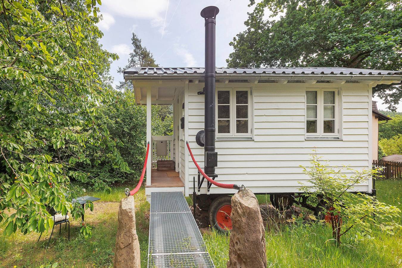 Appartamento intero, Tiny Home Waldwagen Altes Forstamt Sinntal, cucina/bagno privati a 50m, vista montagna, giardino 18 mq in Sinntal, Main-Kinzig-Kreis