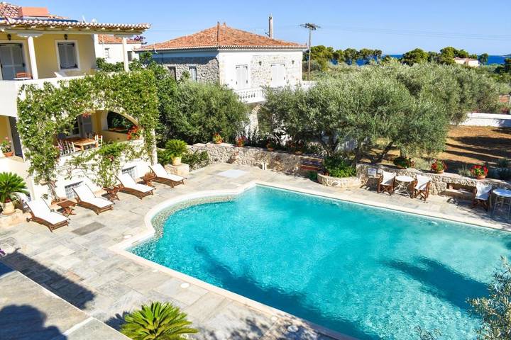 Location de vacances pour 3 personnes, avec Balcon et Terrasse ainsi que Jardin et Piscine dans Spetses - 4