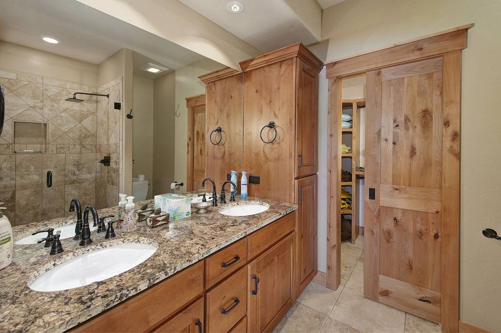 Beautiful Upscale Home on the Golf Course with Two Master Suites, Private hot tub in Silverthorne, Arapaho and Roosevelt National Forests