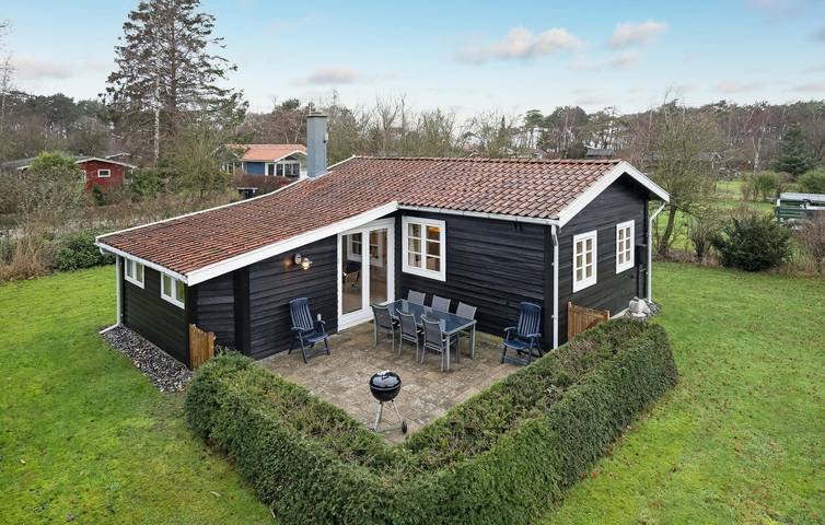 Ferieudlejning for 6 personer, med terrasse og have i Reersø