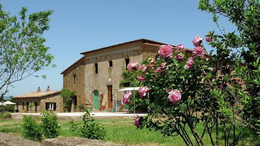 Agriturismo per 7 persone, con Terrazza e Giardino nonché Piscina a Sorano