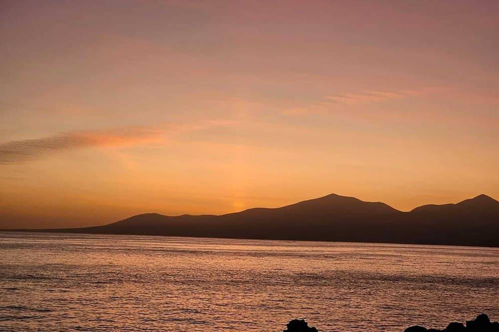 Entire apartment, Harbour view suite,sea and mountain views.Close to harbour and Playa Chia beach. in Puerto del Carmen, Tías