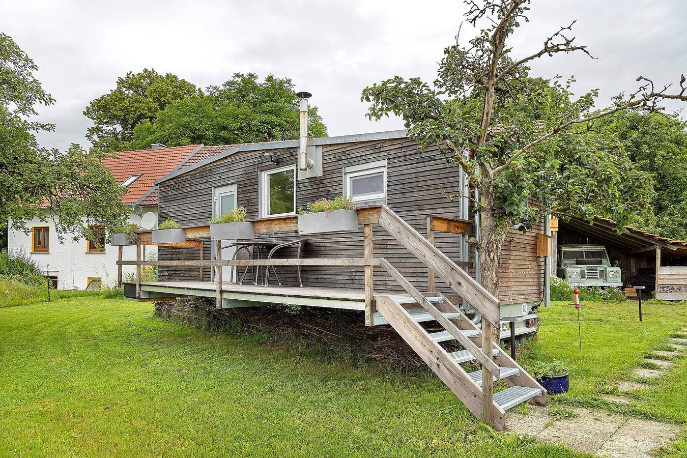Ganze Ferienwohnung, Tiny Home „Lara“ mit Bergblick, privatem Garten und Wlan in Bad Waldsee, Region Bodensee-Oberschwaben