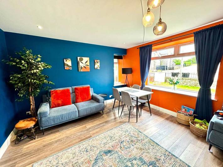 Entire apartment, Aberdeen Airport Cozy Apartment - 3 Beds - Sleeps 5 with Free Parking and Fast Wi-Fi in Aberdeen, Aberdeenshire