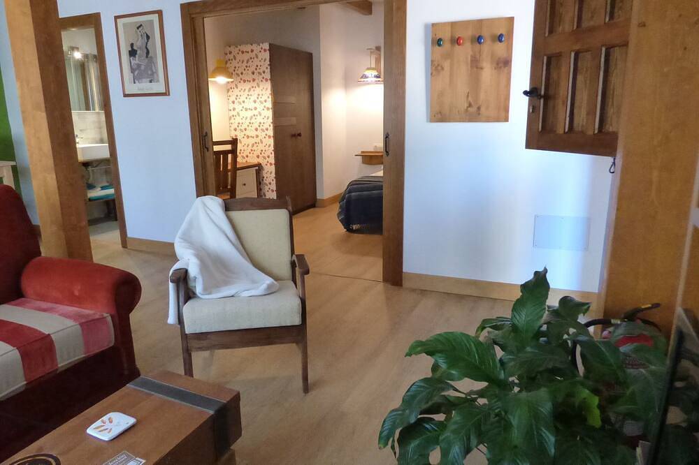 Geheel appartement, Rural Apartment Los Riegos in mountain village in P.Natural de Redes, Asturias in Caso, Parque Natural de Redes