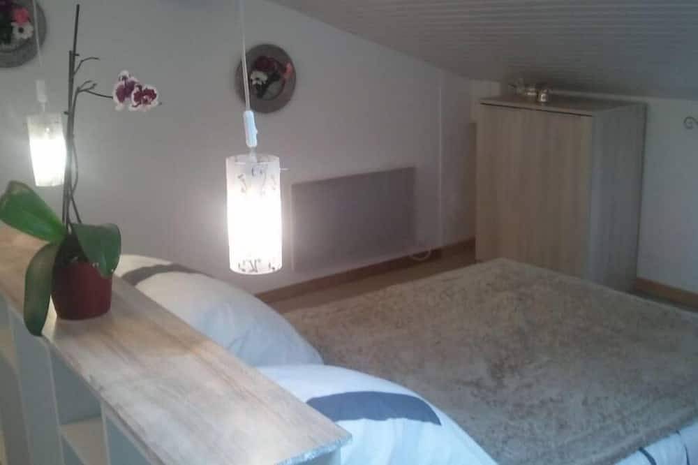 Appartement entier, T3 mansardé dans maison de caractère. in Loubens, Parc naturel régional des Pyrénées ariégeoises