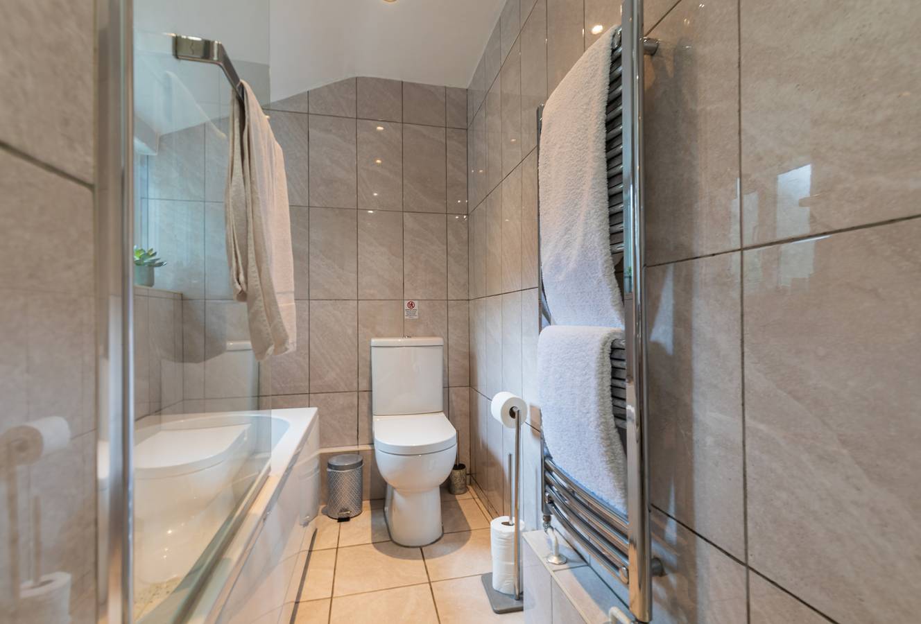 Entire holiday apartment, Seafront Apartment Private Garden & Free Parking in Littlehampton, West Sussex