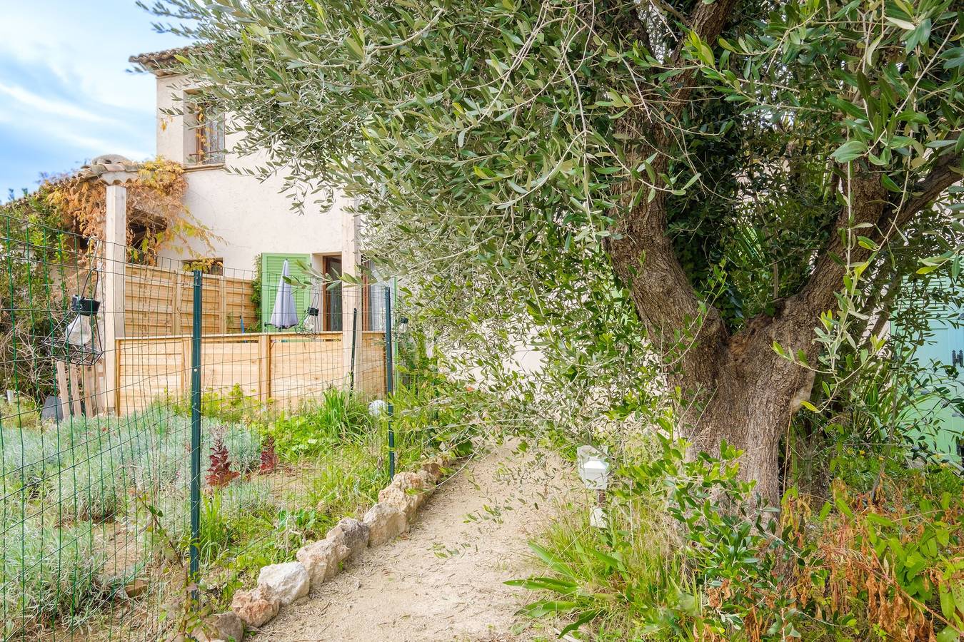 Hel lejlighed, Apartment 'Vallon Des Prés' with Private Terrace, Shared Garden and Wi-Fi in Villeneuve-Loubet, Middelhavskysten (Frankrig)