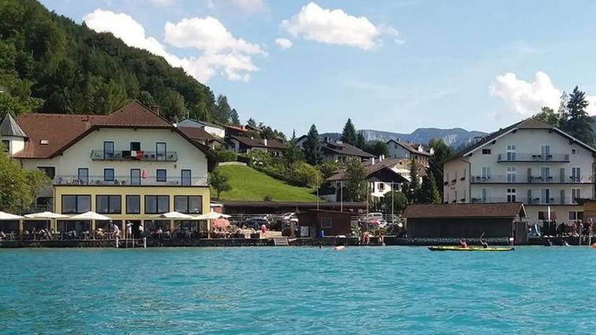 Pokój dla 4 osób, z ogród i balkon oraz sauna i jacuzzi w Attersee